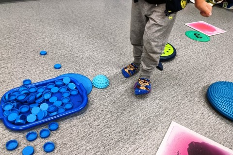 Bawmy się razem - zabawy sensoryczne dla rodziców z dziećmi w wieku 4-5 lat