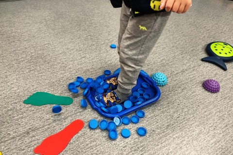 Bawmy się razem - zabawy sensoryczne dla rodziców z dziećmi w wieku 4-5 lat