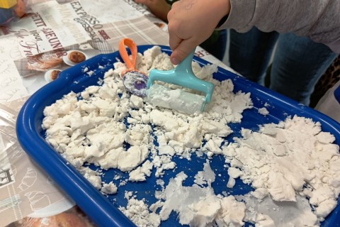 Bawmy się razem - zabawy sensoryczne dla rodziców z dziećmi w wieku 4-5 lat