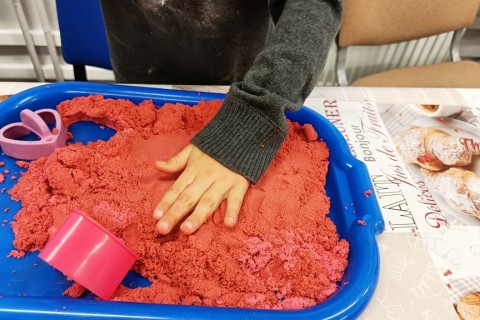 Bawmy się razem - zabawy sensoryczne dla rodziców z dziećmi w wieku 4-5 lat