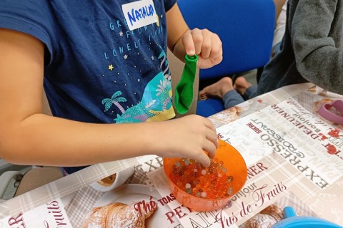 Bawmy się razem - zabawy sensoryczne dla rodziców z dziećmi w wieku 4-5 lat