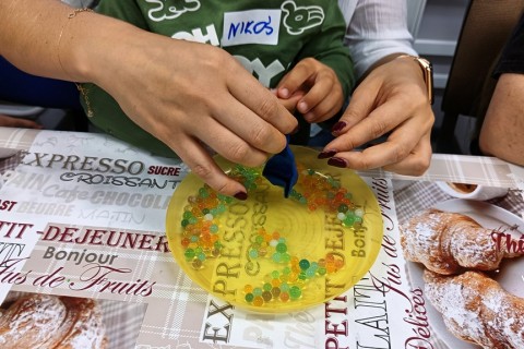 Bawmy się razem - zabawy sensoryczne dla rodziców z dziećmi w wieku 4-5 lat