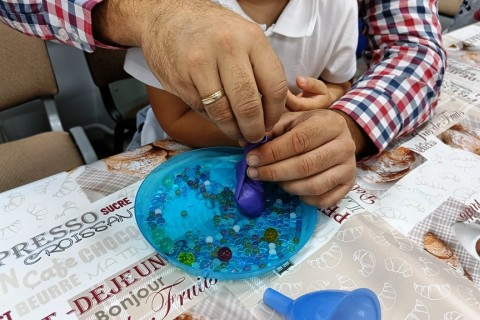 Bawmy się razem - zabawy sensoryczne dla rodziców z dziećmi w wieku 4-5 lat