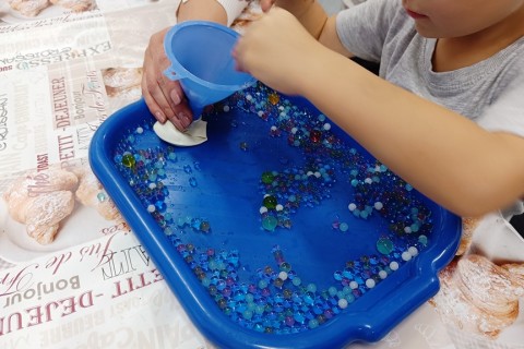 Bawmy się razem - zabawy sensoryczne dla rodziców z dziećmi w wieku 4-5 lat