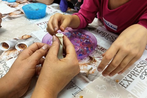 Bawmy się razem - zabawy sensoryczne dla rodziców z dziećmi w wieku 4-5 lat