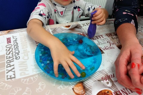 Bawmy się razem - zabawy sensoryczne dla rodziców z dziećmi w wieku 4-5 lat