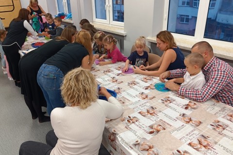 Bawmy się razem - zabawy sensoryczne dla rodziców z dziećmi w wieku 4-5 lat