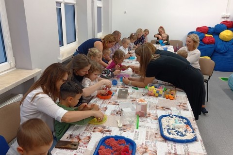 Bawmy się razem - zabawy sensoryczne dla rodziców z dziećmi w wieku 4-5 lat