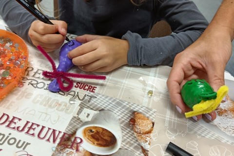 Bawmy się razem - zabawy sensoryczne dla rodziców z dziećmi w wieku 4-5 lat