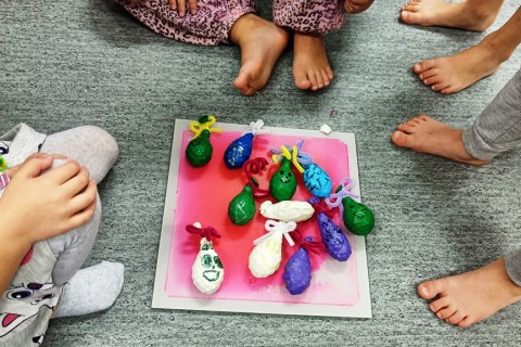 Bawmy się razem - zabawy sensoryczne dla rodziców z dziećmi w wieku 4-5 lat