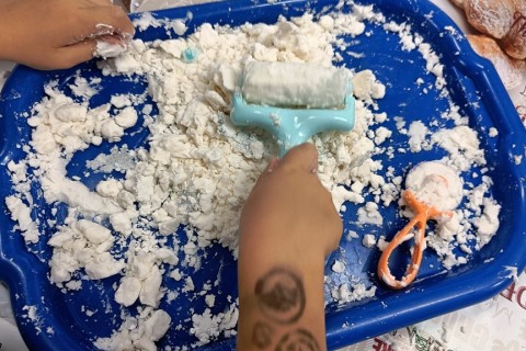 Bawmy się razem - zabawy sensoryczne dla rodziców z dziećmi w wieku 4-5 lat