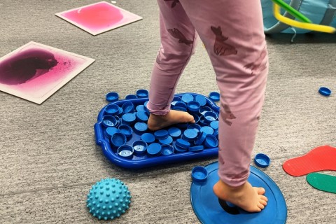 Bawmy się razem - zabawy sensoryczne dla rodziców z dziećmi w wieku 4-5 lat