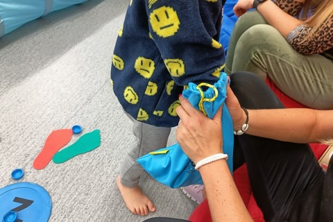 Bawmy się razem - zabawy sensoryczne dla rodziców z dziećmi w wieku 4-5 lat