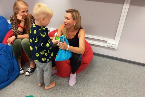 Bawmy się razem - zabawy sensoryczne dla rodziców z dziećmi w wieku 4-5 lat