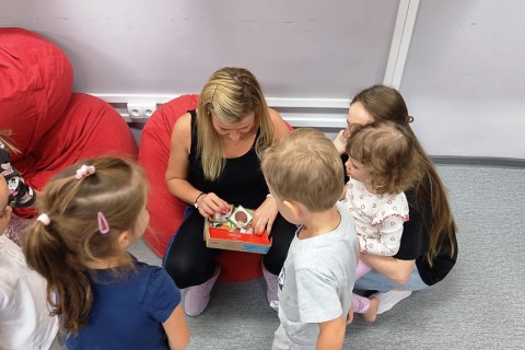 Bawmy się razem - zabawy sensoryczne dla rodziców z dziećmi w wieku 4-5 lat