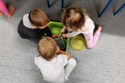 Bawmy się razem - zabawy sensoryczne dla rodziców z dziećmi w wieku 4-5 lat