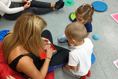 Bawmy się razem - zabawy sensoryczne dla rodziców z dziećmi w wieku 4-5 lat