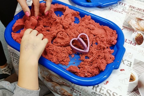 Bawmy się razem - zabawy sensoryczne dla rodziców z dziećmi w wieku 4-5 lat