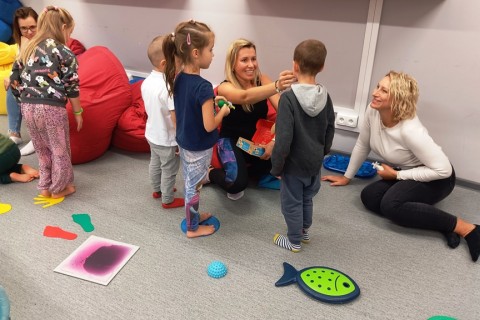Bawmy się razem - zabawy sensoryczne dla rodziców z dziećmi w wieku 4-5 lat
