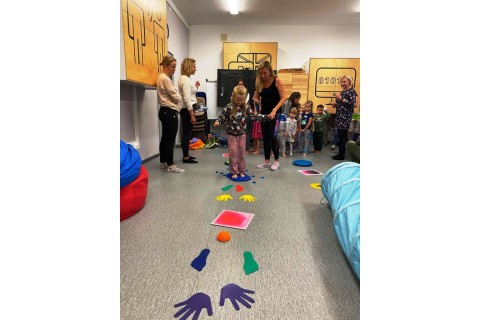 Bawmy się razem - zabawy sensoryczne dla rodziców z dziećmi w wieku 4-5 lat