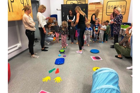 Bawmy się razem - zabawy sensoryczne dla rodziców z dziećmi w wieku 4-5 lat