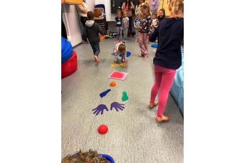 Bawmy się razem - zabawy sensoryczne dla rodziców z dziećmi w wieku 4-5 lat