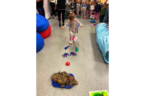 Bawmy się razem - zabawy sensoryczne dla rodziców z dziećmi w wieku 4-5 lat