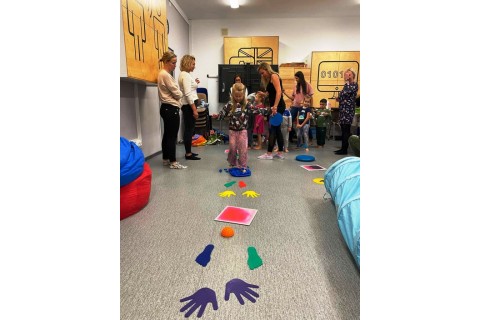Bawmy się razem - zabawy sensoryczne dla rodziców z dziećmi w wieku 4-5 lat