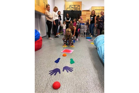 Bawmy się razem - zabawy sensoryczne dla rodziców z dziećmi w wieku 4-5 lat