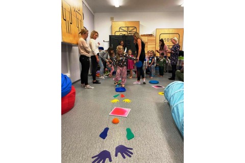 Bawmy się razem - zabawy sensoryczne dla rodziców z dziećmi w wieku 4-5 lat