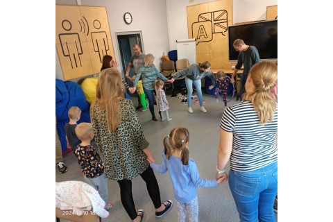 Bawmy się razem - zabawy sensoryczne dla rodziców z dziećmi w wieku 4-5 lat