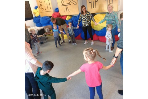 Bawmy się razem - zabawy sensoryczne dla rodziców z dziećmi w wieku 4-5 lat