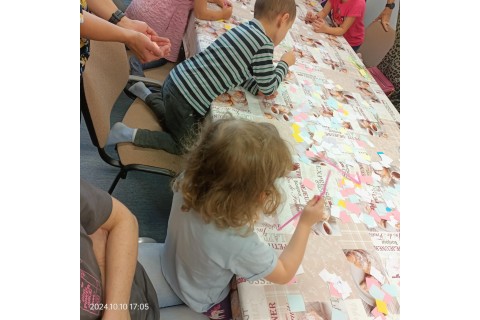 Bawmy się razem - zabawy sensoryczne dla rodziców z dziećmi w wieku 4-5 lat