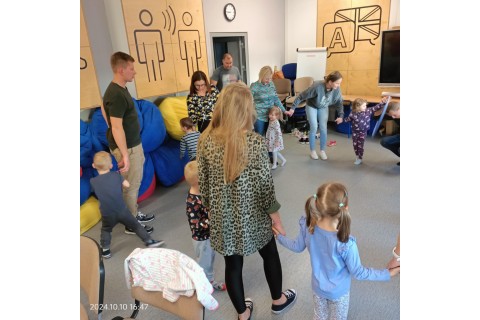 Bawmy się razem - zabawy sensoryczne dla rodziców z dziećmi w wieku 4-5 lat