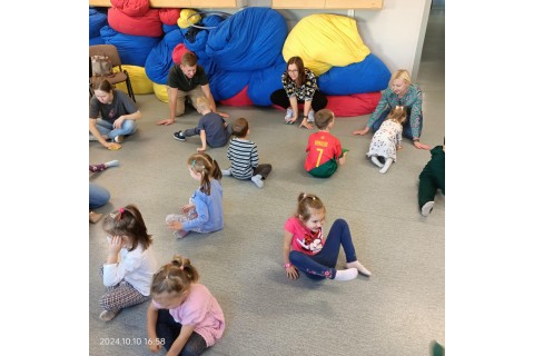 Bawmy się razem - zabawy sensoryczne dla rodziców z dziećmi w wieku 4-5 lat