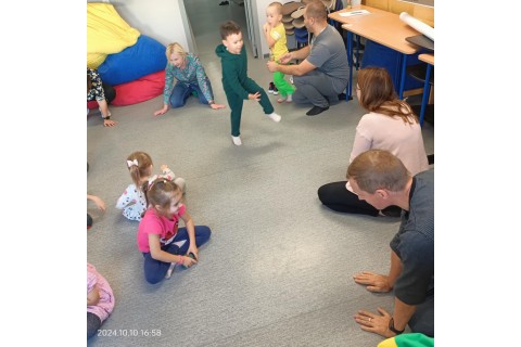 Bawmy się razem - zabawy sensoryczne dla rodziców z dziećmi w wieku 4-5 lat