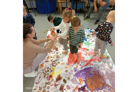 Bawmy się razem - zabawy sensoryczne dla rodziców z dziećmi w wieku 4-5 lat