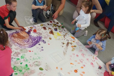 Bawmy się razem - zabawy sensoryczne dla rodziców z dziećmi w wieku 4-5 lat