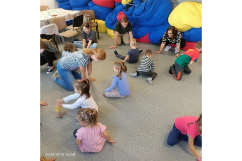 Bawmy się razem - zabawy sensoryczne dla rodziców z dziećmi w wieku 4-5 lat