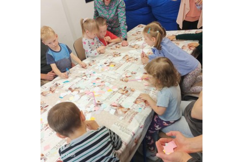 Bawmy się razem - zabawy sensoryczne dla rodziców z dziećmi w wieku 4-5 lat