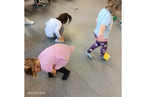 Bawmy się razem - zabawy sensoryczne dla rodziców z dziećmi w wieku 4-5 lat