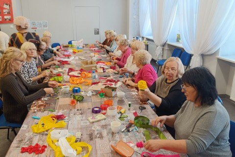 Warsztaty kreatywne dla seniorów - kwiaty ze wstążek
