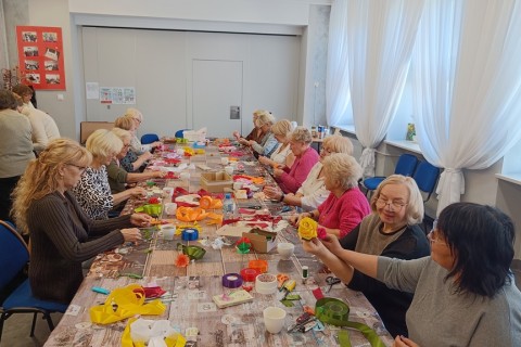 Warsztaty kreatywne dla seniorów - kwiaty ze wstążek