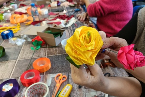 Warsztaty kreatywne dla seniorów - kwiaty ze wstążek