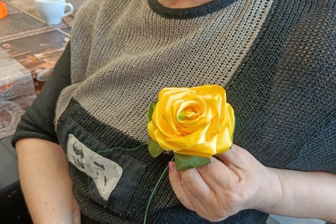 Warsztaty kreatywne dla seniorów - kwiaty ze wstążek