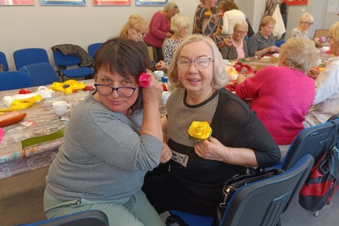 Warsztaty kreatywne dla seniorów - kwiaty ze wstążek