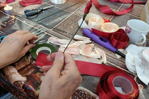 Warsztaty kreatywne dla seniorów - kwiaty ze wstążek