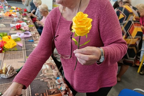 Warsztaty kreatywne dla seniorów - kwiaty ze wstążek