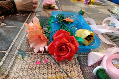 Warsztaty kreatywne dla seniorów - kwiaty ze wstążek