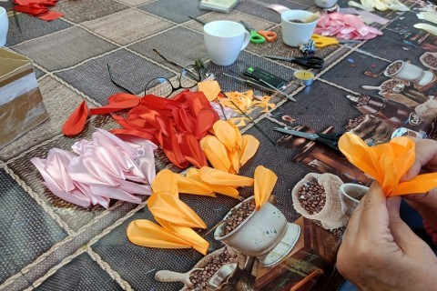 Warsztaty kreatywne dla seniorów - kwiaty ze wstążek